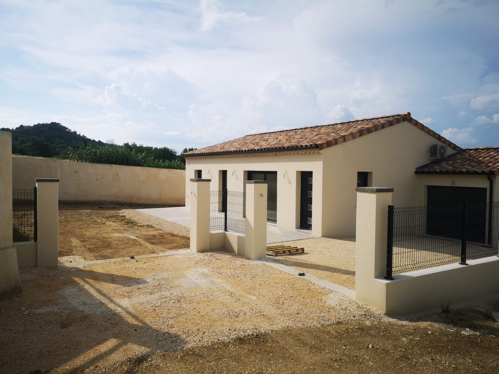 Aménagement extérieur avec piscine à Pont Saint Esprit